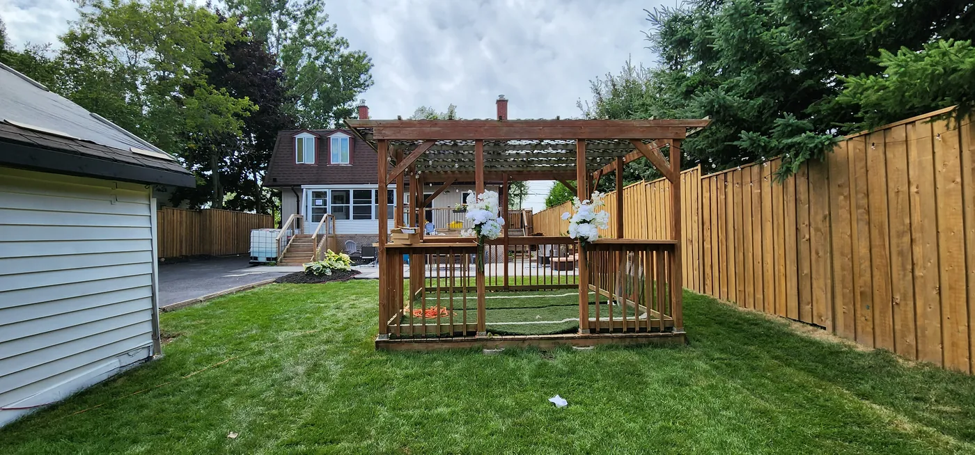 The new fence running behind the pergola and along the rear of the Clarington lot